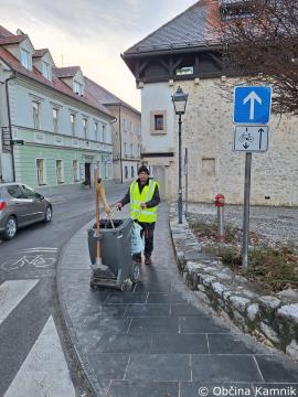 Sodelavci iz naslova javnih del urejajo mestno jedro (1)
